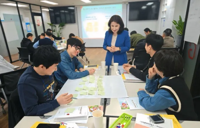 노란 수영복에 섹시한 몸매 어필하는 존예 처자