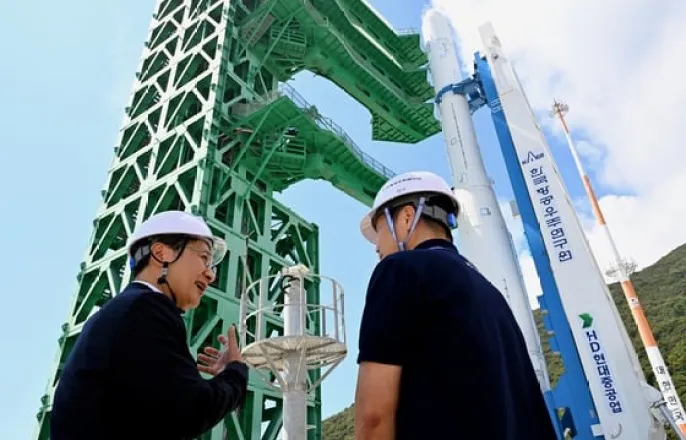 노란 수영복에 섹시한 몸매 어필하는 존예 처자