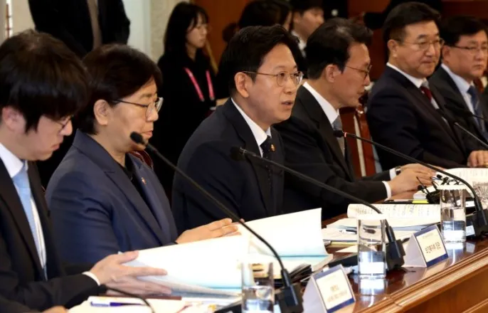 노란 수영복에 섹시한 몸매 어필하는 존예 처자