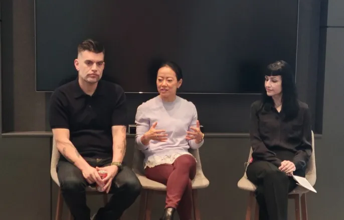 노란 수영복에 섹시한 몸매 어필하는 존예 처자