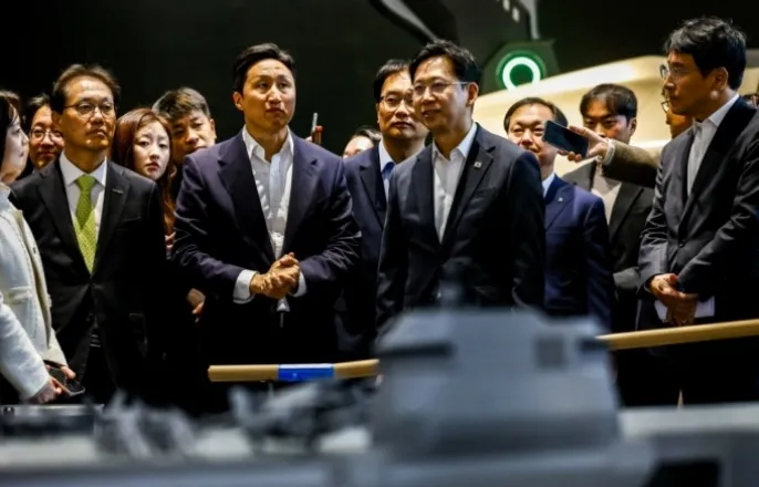 노란 수영복에 섹시한 몸매 어필하는 존예 처자