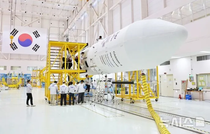 노란 수영복에 섹시한 몸매 어필하는 존예 처자