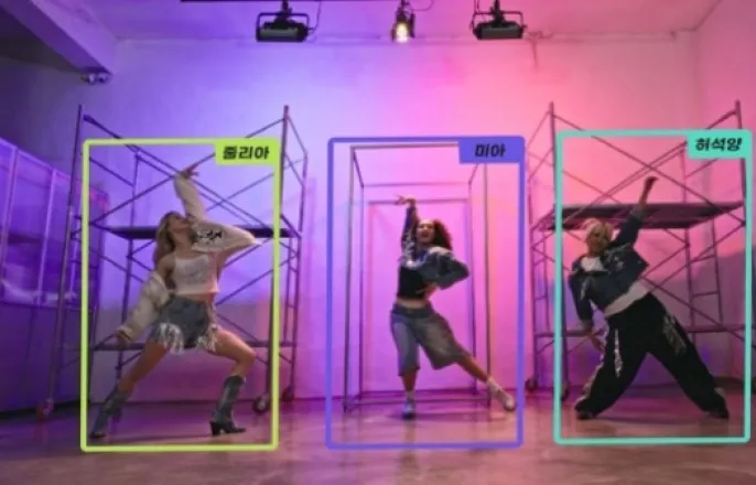 노란 수영복에 섹시한 몸매 어필하는 존예 처자