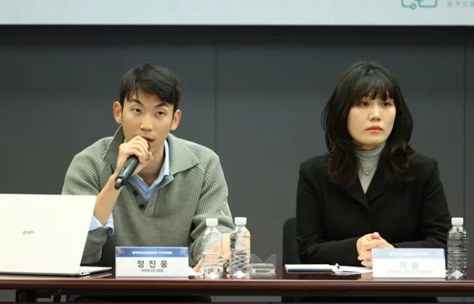 노란 수영복에 섹시한 몸매 어필하는 존예 처자