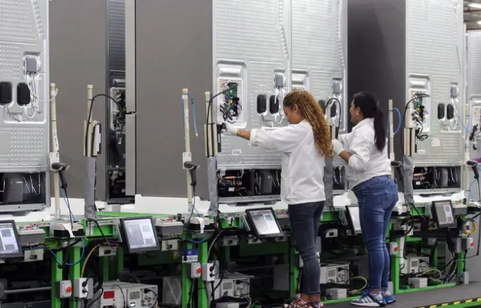 노란 수영복에 섹시한 몸매 어필하는 존예 처자