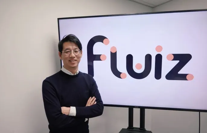 노란 수영복에 섹시한 몸매 어필하는 존예 처자