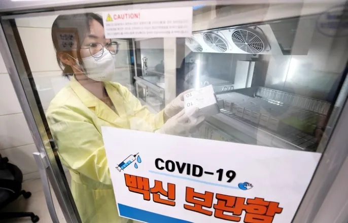 노란 수영복에 섹시한 몸매 어필하는 존예 처자