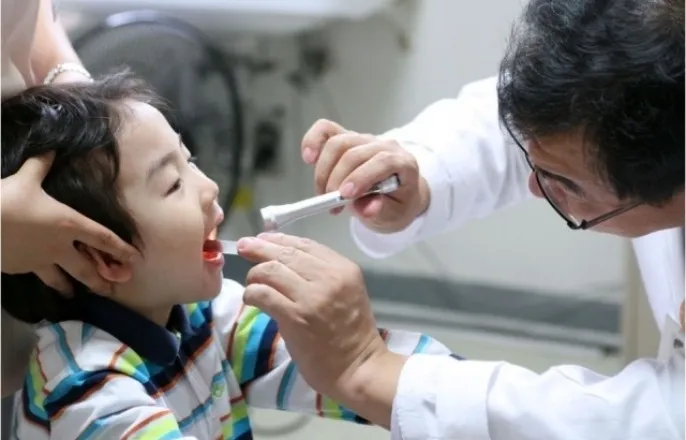 노란 수영복에 섹시한 몸매 어필하는 존예 처자