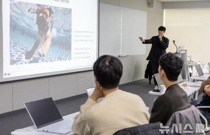 노란 수영복에 섹시한 몸매 어필하는 존예 처자