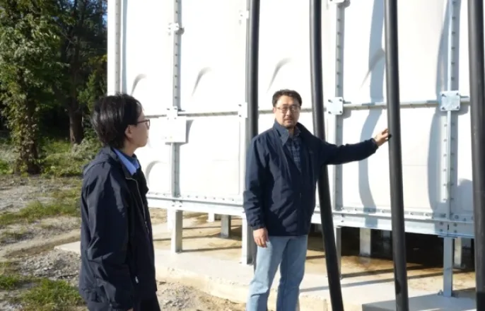 노란 수영복에 섹시한 몸매 어필하는 존예 처자