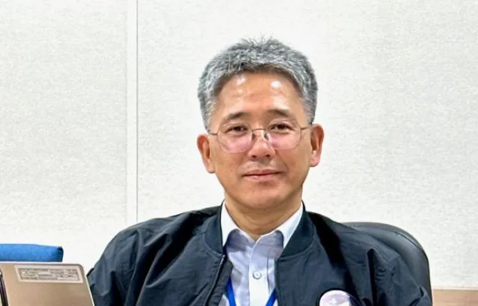 노란 수영복에 섹시한 몸매 어필하는 존예 처자