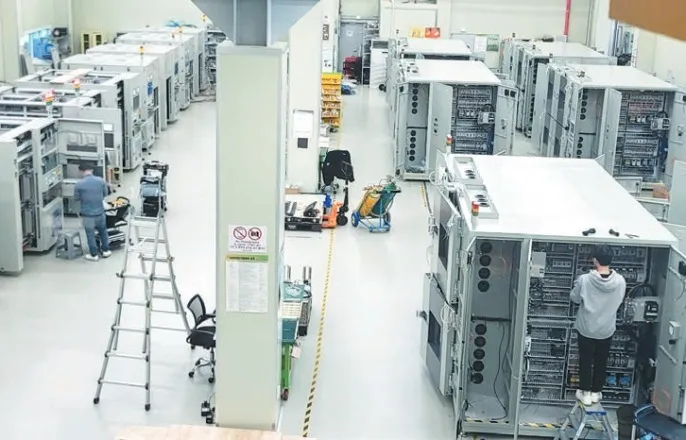 노란 수영복에 섹시한 몸매 어필하는 존예 처자