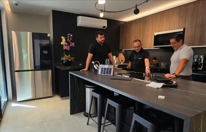 노란 수영복에 섹시한 몸매 어필하는 존예 처자