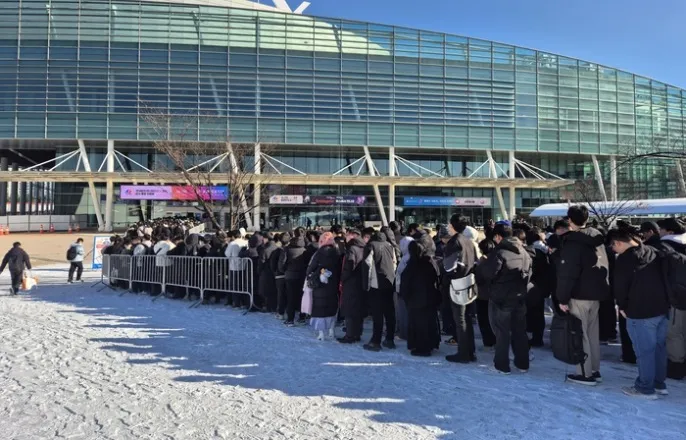 노란 수영복에 섹시한 몸매 어필하는 존예 처자