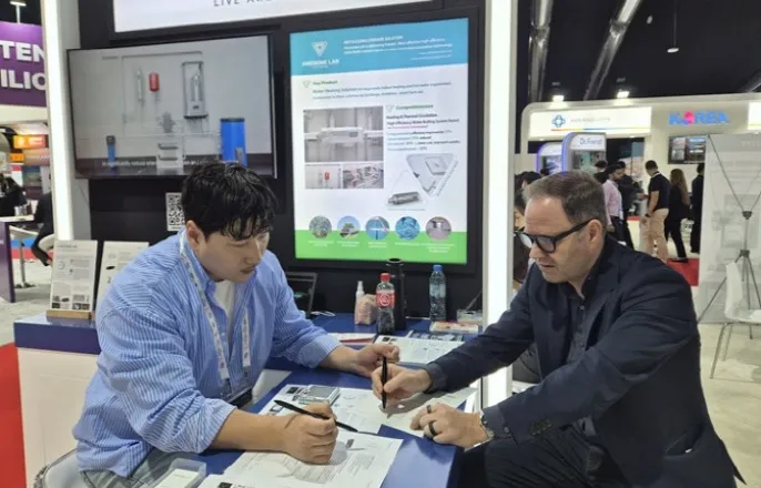 노란 수영복에 섹시한 몸매 어필하는 존예 처자