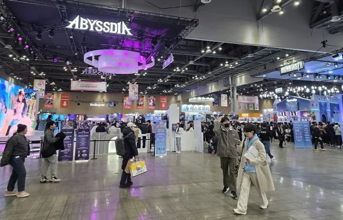 노란 수영복에 섹시한 몸매 어필하는 존예 처자