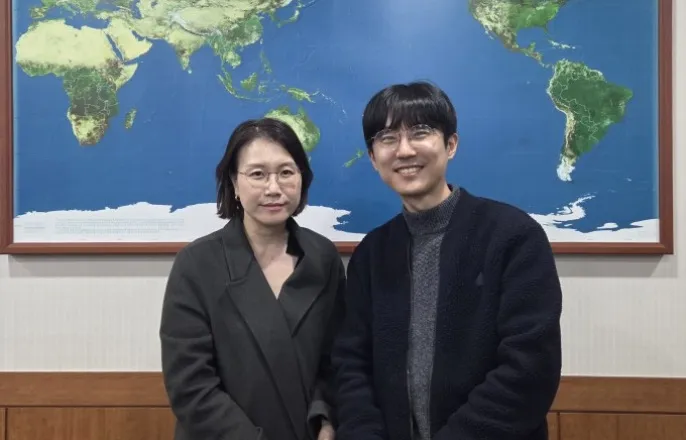 노란 수영복에 섹시한 몸매 어필하는 존예 처자