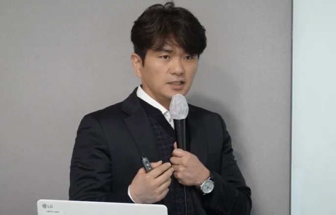 노란 수영복에 섹시한 몸매 어필하는 존예 처자