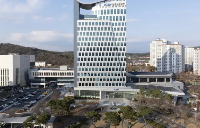 노란 수영복에 섹시한 몸매 어필하는 존예 처자