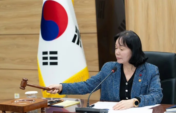 노란 수영복에 섹시한 몸매 어필하는 존예 처자