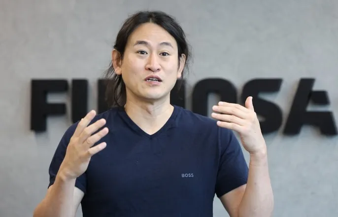 노란 수영복에 섹시한 몸매 어필하는 존예 처자