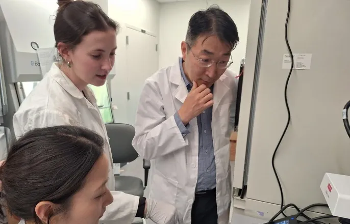 노란 수영복에 섹시한 몸매 어필하는 존예 처자