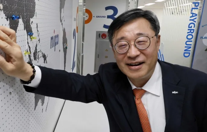 노란 수영복에 섹시한 몸매 어필하는 존예 처자