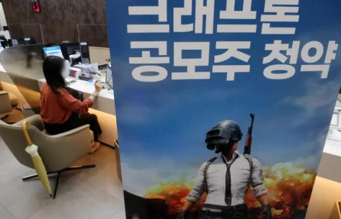 노란 수영복에 섹시한 몸매 어필하는 존예 처자