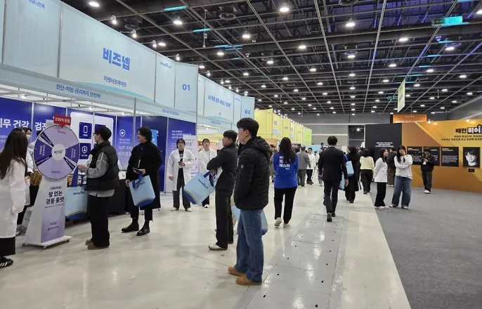 노란 수영복에 섹시한 몸매 어필하는 존예 처자