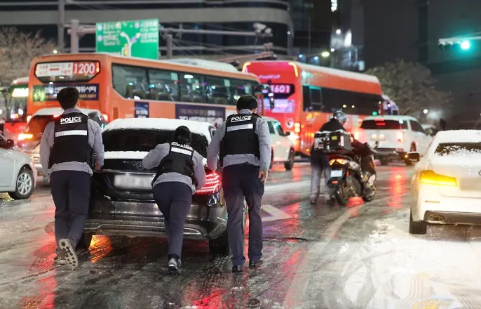 노란 수영복에 섹시한 몸매 어필하는 존예 처자