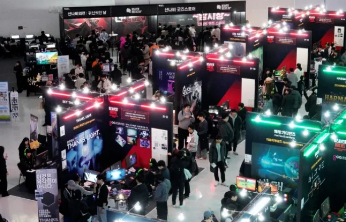 노란 수영복에 섹시한 몸매 어필하는 존예 처자