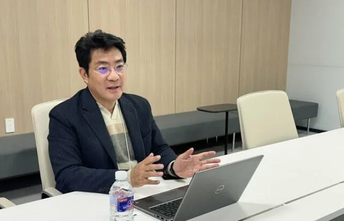 노란 수영복에 섹시한 몸매 어필하는 존예 처자