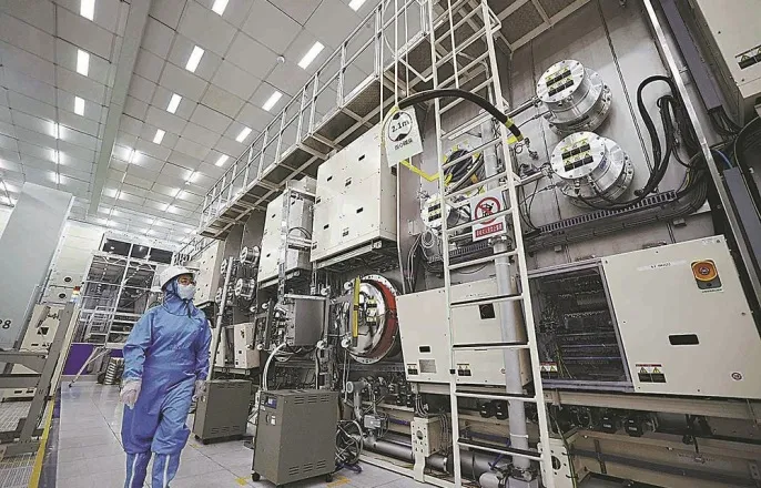 노란 수영복에 섹시한 몸매 어필하는 존예 처자