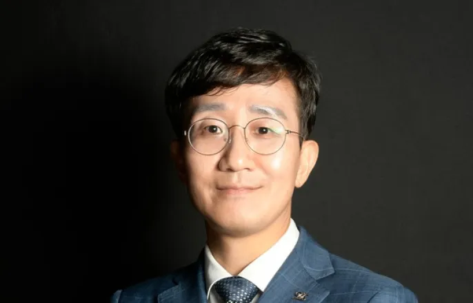 노란 수영복에 섹시한 몸매 어필하는 존예 처자