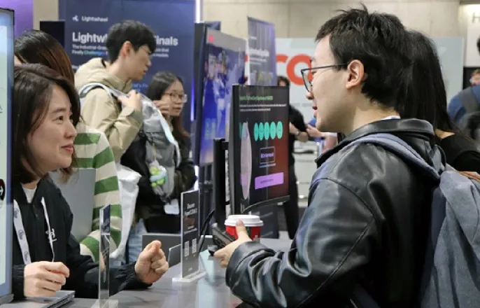 노란 수영복에 섹시한 몸매 어필하는 존예 처자