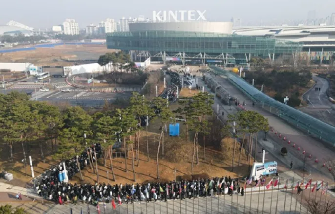 노란 수영복에 섹시한 몸매 어필하는 존예 처자