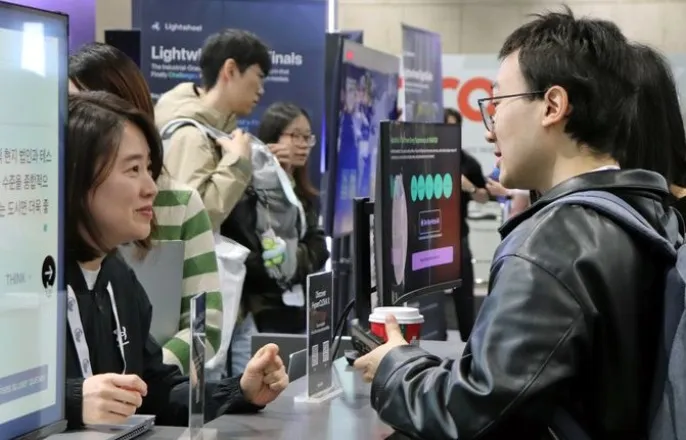 노란 수영복에 섹시한 몸매 어필하는 존예 처자