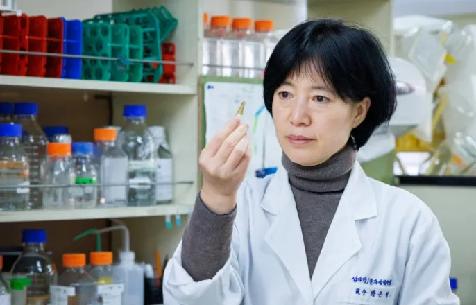 노란 수영복에 섹시한 몸매 어필하는 존예 처자