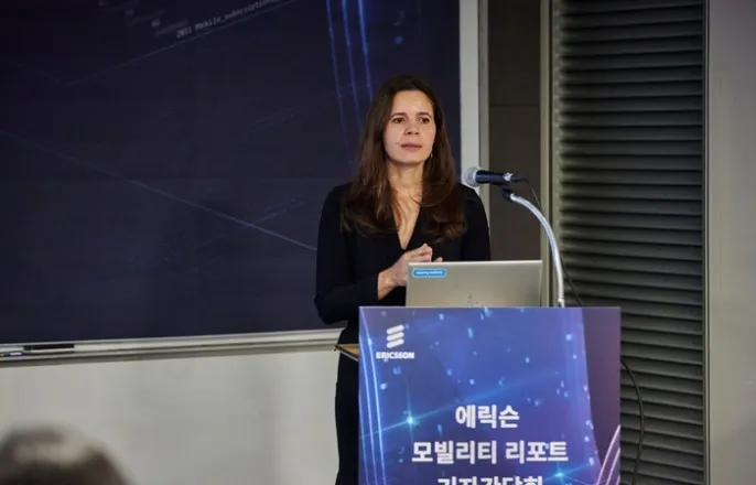 노란 수영복에 섹시한 몸매 어필하는 존예 처자