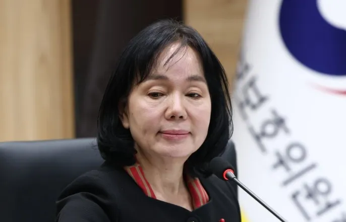 노란 수영복에 섹시한 몸매 어필하는 존예 처자