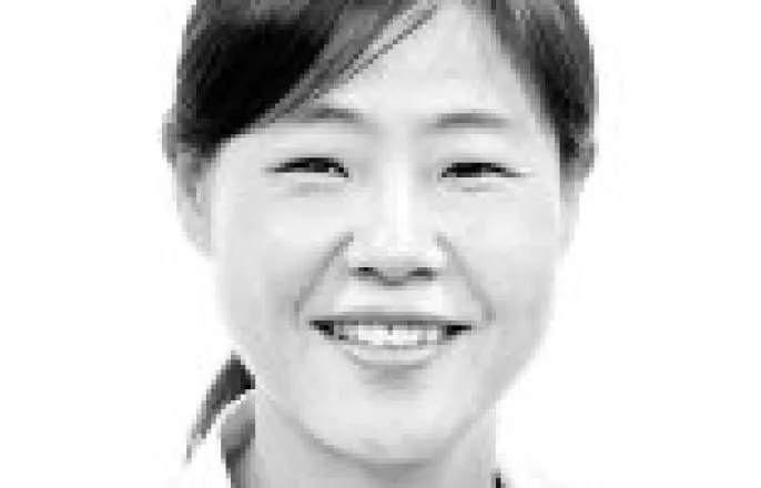 노란 수영복에 섹시한 몸매 어필하는 존예 처자