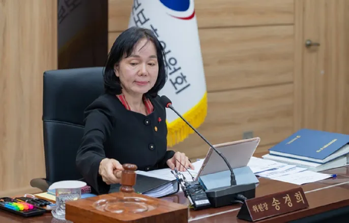 노란 수영복에 섹시한 몸매 어필하는 존예 처자