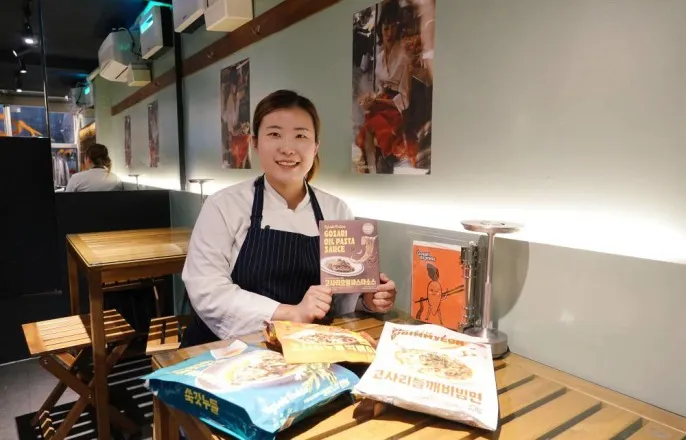 노란 수영복에 섹시한 몸매 어필하는 존예 처자