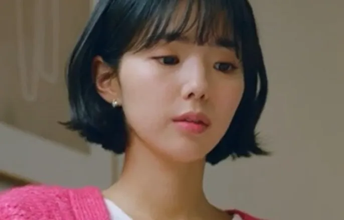 노란 수영복에 섹시한 몸매 어필하는 존예 처자