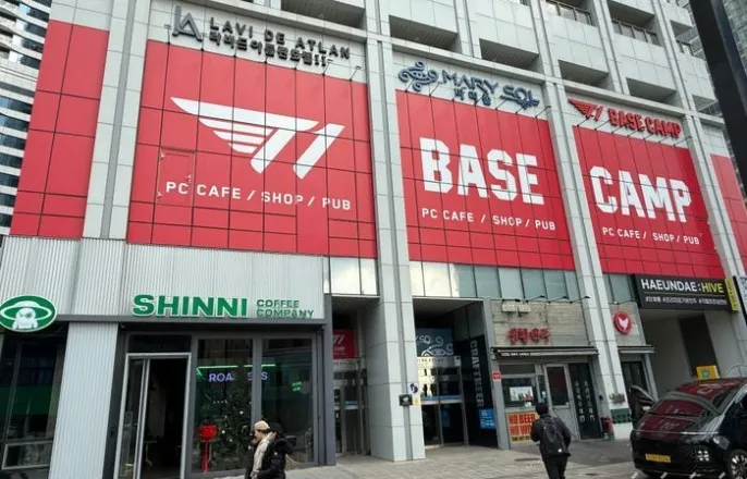 노란 수영복에 섹시한 몸매 어필하는 존예 처자