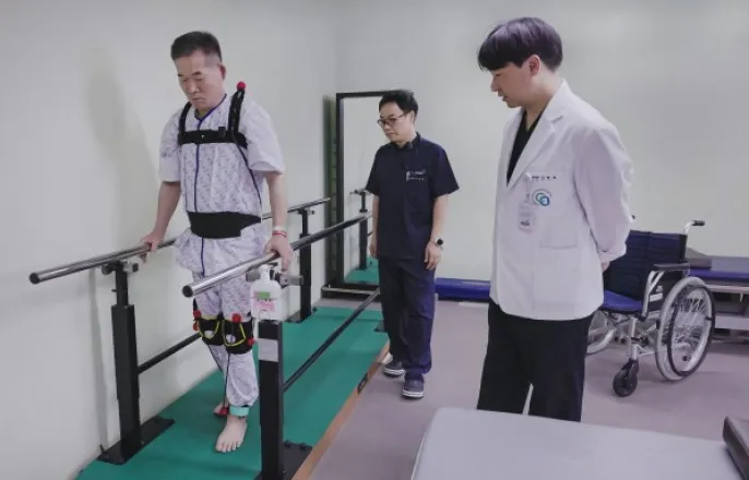 노란 수영복에 섹시한 몸매 어필하는 존예 처자