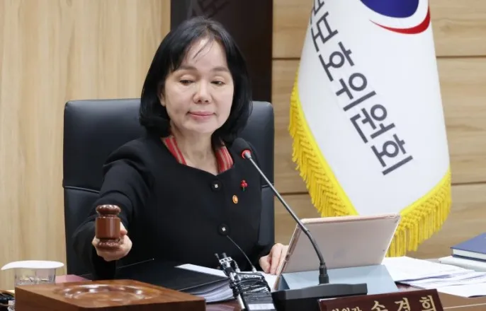 노란 수영복에 섹시한 몸매 어필하는 존예 처자