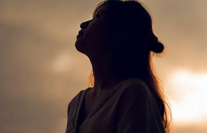 노란 수영복에 섹시한 몸매 어필하는 존예 처자