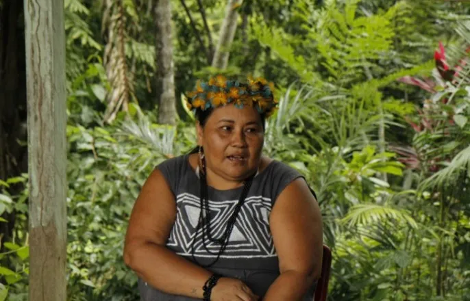 노란 수영복에 섹시한 몸매 어필하는 존예 처자