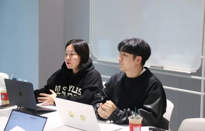 노란 수영복에 섹시한 몸매 어필하는 존예 처자